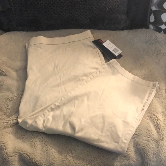 NWT Briggs Comfort Waistband Khaki Capris, size 18W - Picture 1 of 6